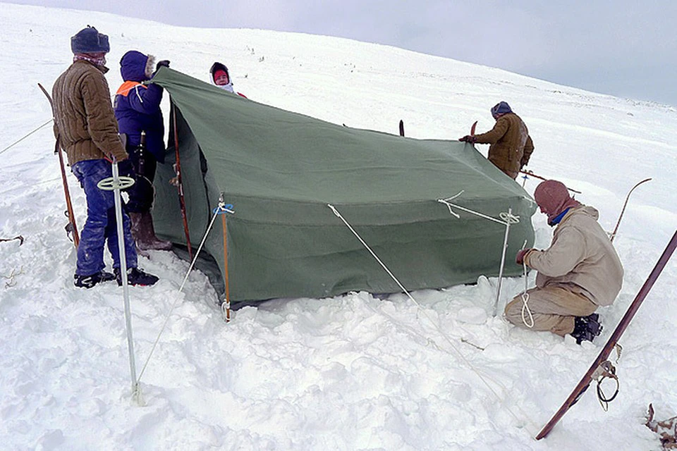 2013 год, журналисты "Комсомольской правды" и Первого канала устанавливают палатку во время экспедиции по местам похода группы Дятлова.