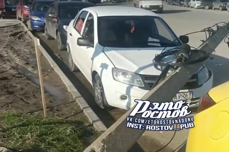 В Ростове столб рухнул на припаркованный автомобиль. Фото: "Это Ростов"
