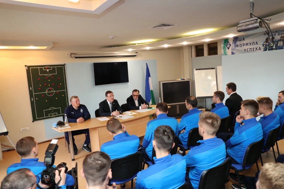 Губернатор приехал поддержать футболистов перед важным матчем