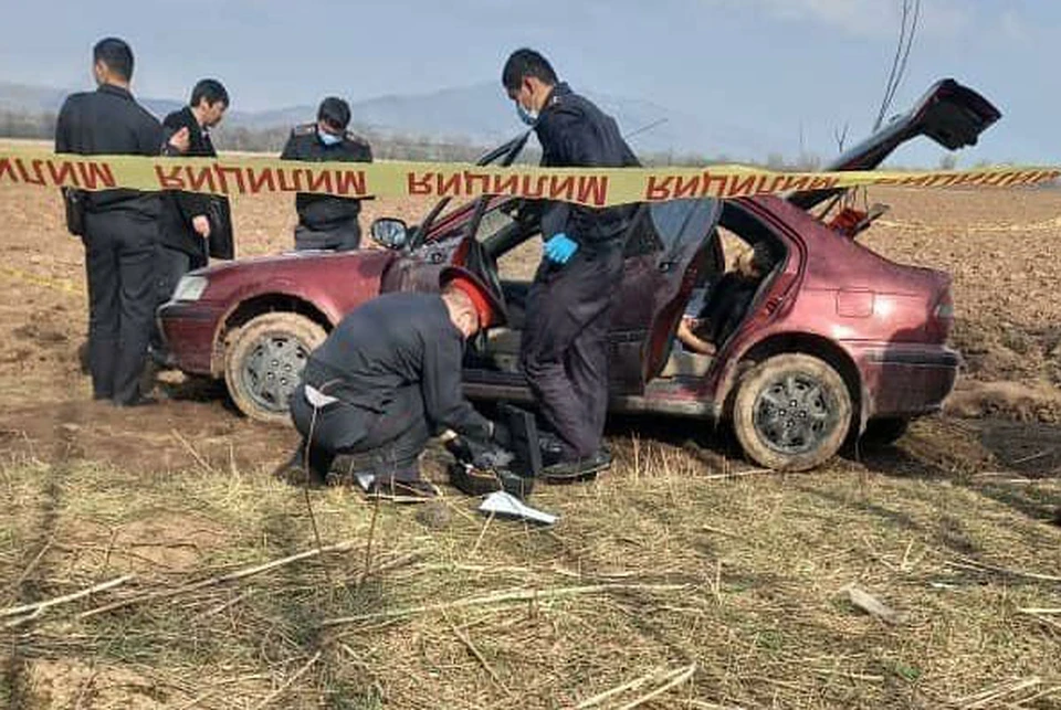 Машину с телами девушки и мужчины обнаружили в поле под Бишкеком.