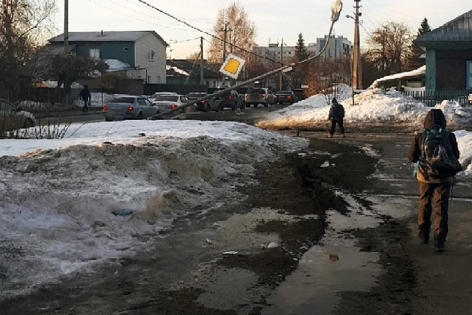 Сломанный столб навис над дорогой в школу в Новосибирске. Фото: "АСТ - 54".