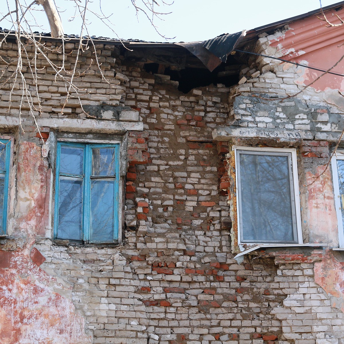 Не убило, и то хорошо». Жизнь в «карточных» домах Барнаула все больше  напоминает русскую рулетку - KP.RU