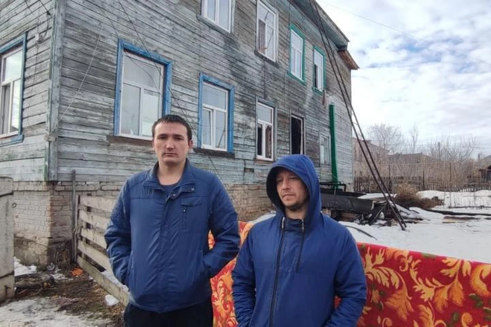 Герой Руслан Ильтубаев (слева) на фоне дома, из которого он спас женщину и двоих детей // фото: МЧС РБ