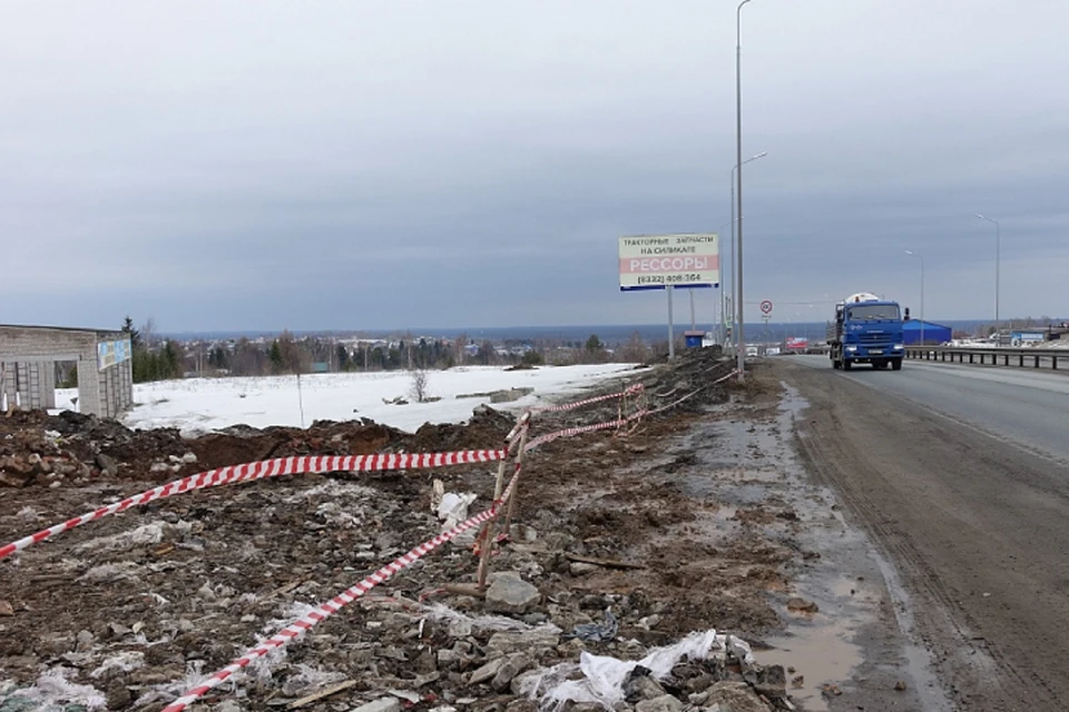 Грунт провалился в десяти метрах от проезжей части. Фото: admkirov.ru