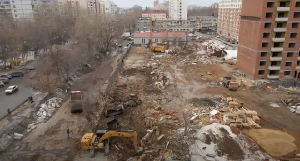 В Самаре показали, что сейчас происходит на месте бывшего "Торгового городка". Фото - скриншот с видео