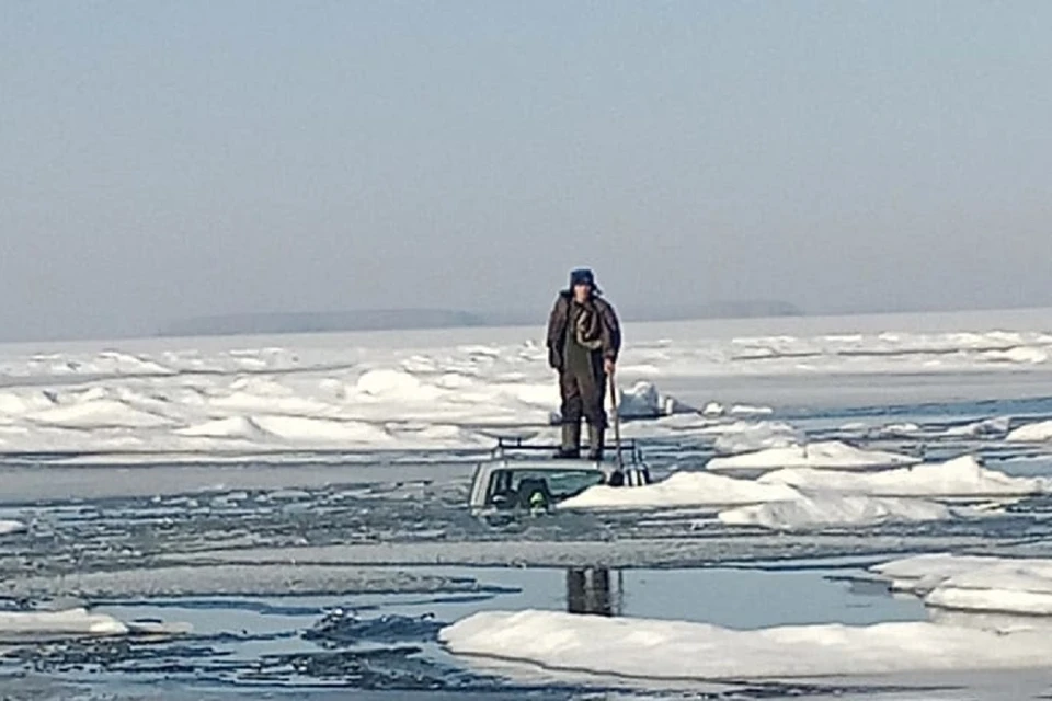Рыбак на машине ушел под лед под Новосибирском. Фото: "Рыбалка в Новосибирске".