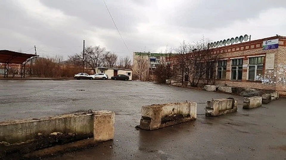 Собственник автостанции перекрыл дорогу бетонными блоками. Фото: администрация Еманжелинского района