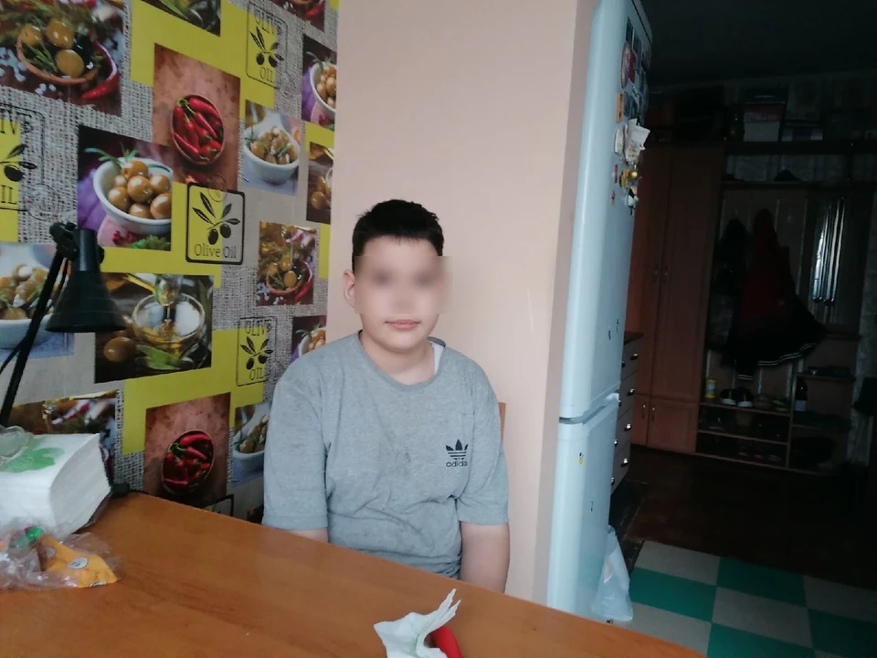 Мальчик очень скучает по своей маме.