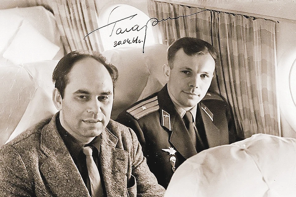 Легендарное фото - корреспонденты «КП», среди которых был Василий Песков, оказались первыми журналистами, взявшими интервью у Юрия Гагарина. Более того, они сопровождали первого космонавта от места посадки в Москву.