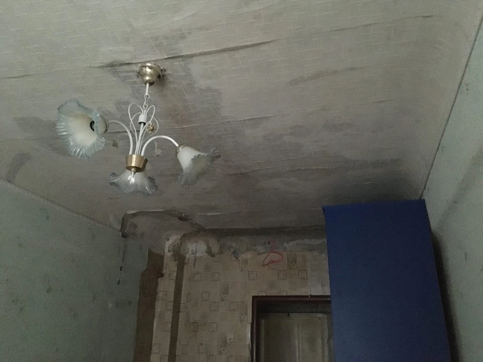 В доме на улице Машиностроителей в Ижевске, в котором обрушилась крыша, с потолка течет кипяток