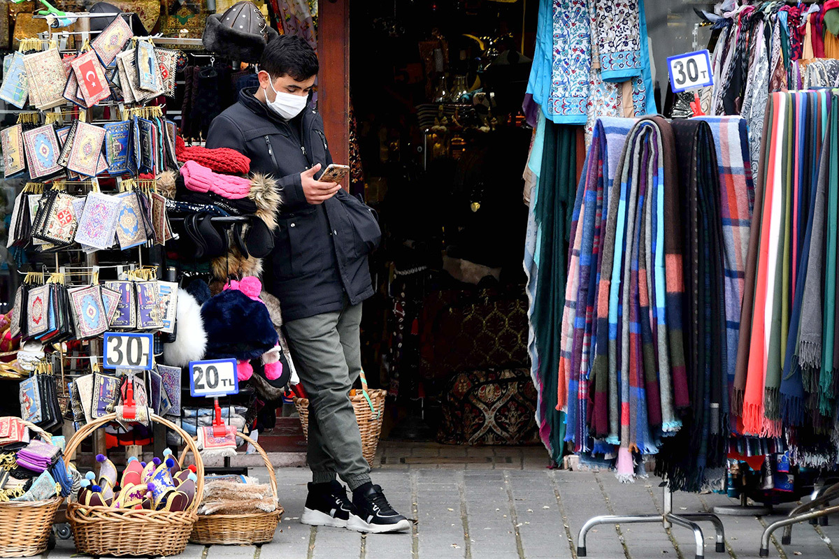 Продавцы туристического барахла в Стамбуле истосковались по туристам.