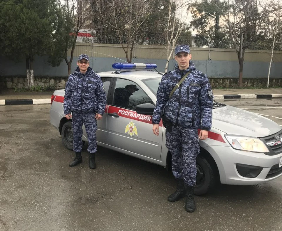 На фото - прапорщик полиции Пивоваров Владимир (справа) и старший сержант полиции Тананыхин Глеб.