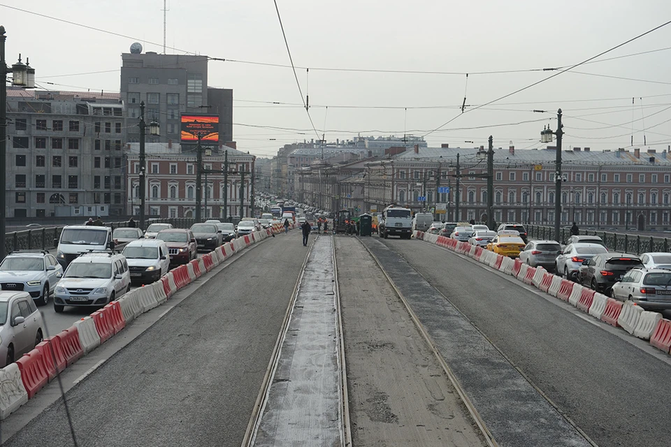 Ремонт Литейного моста осложнил жизнь петербуржцев.
