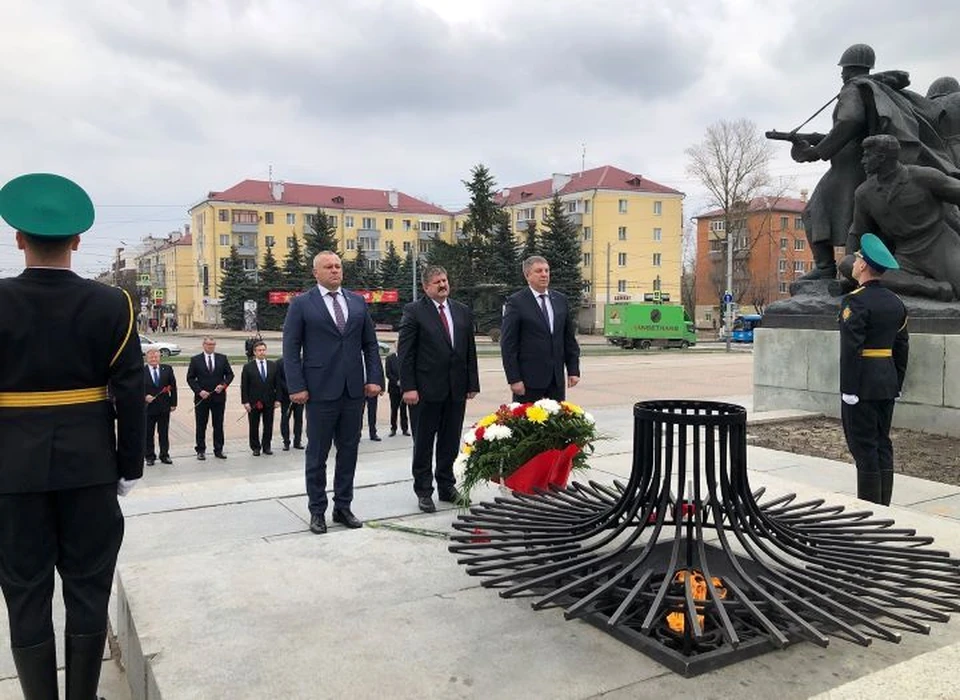 Участники встречи почтили память павших в годы Великой Отечественной войны возложением цветов к Вечному огню.