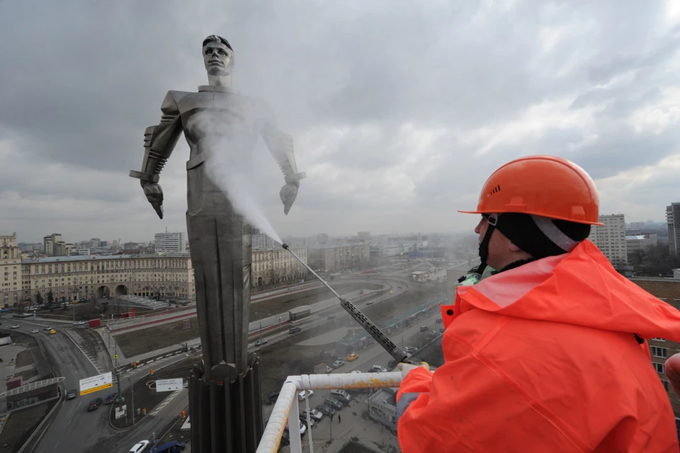 Один из самых высоких памятников в Москве-Юрию Гагарину. Его высота 42.5 метра