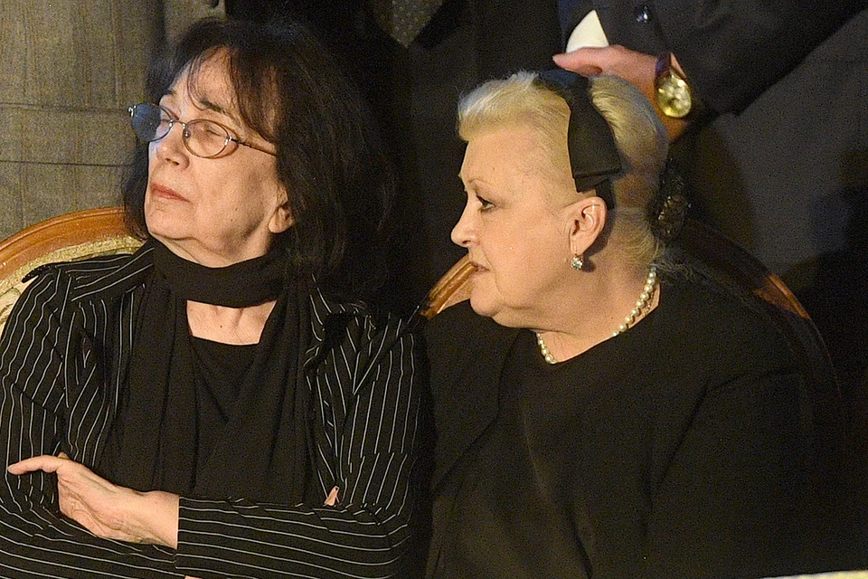 Наталья Дрожжина и Гитана Леонтенко во время гражданской панихиды по Алексею Баталову, 2016 г.