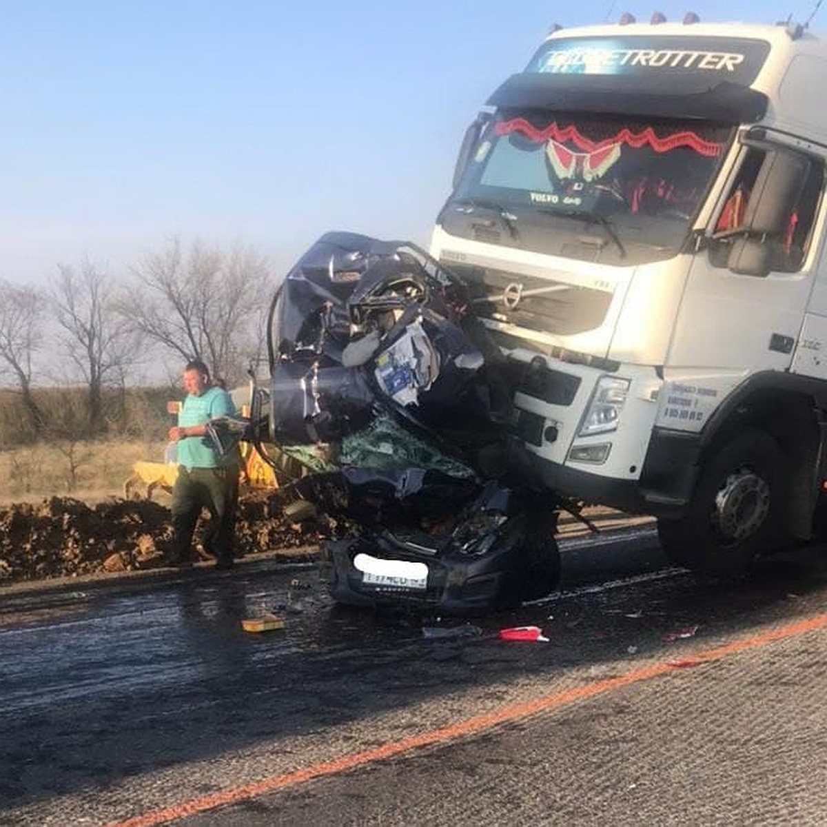 Легковушку смяло между грузовиками: под Волгоградом в жутком ДТП погибли  три человека - KP.RU