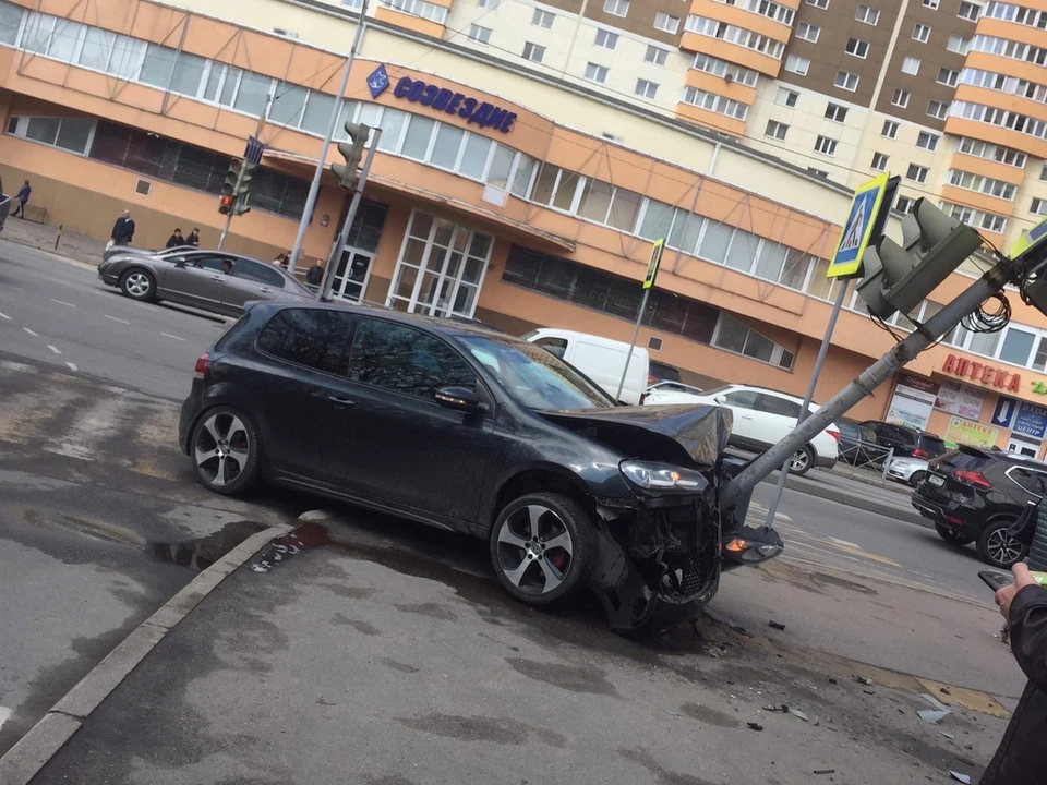 Светофор от удара устоял, но ремонт потребуется.