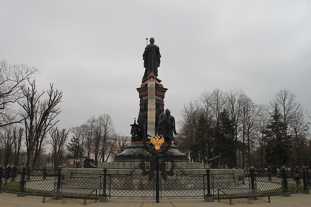 Памятники краснодарского края. Памятник Екатерине 2 в Сочи. Знаменитые памятники Краснодарского края. Несколько памятников Краснодарского края. Памятники Краснодара фото с описанием.