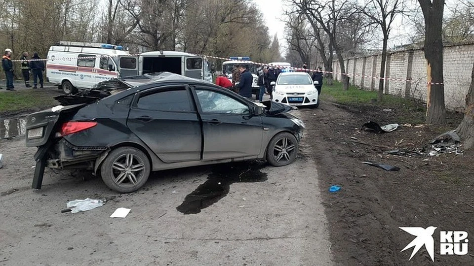 От удара о дерево от машины осталась груда металла. Фото: пресс-служба областной ГИБДД