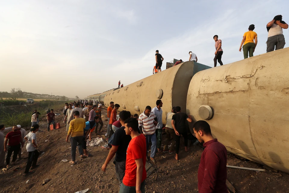 В Египте более 100 человек пострадали при сходе поезда с рельсов
