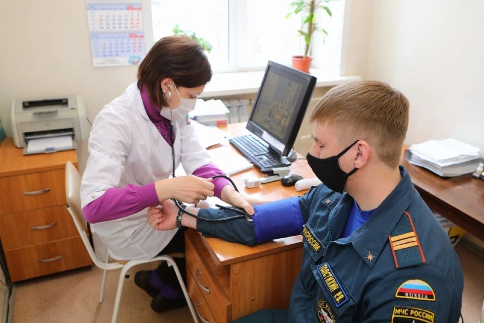 В Новосибирске сотрудники МЧС, который будут участвовать в параде, вакцинировались от ковида. Фото: ГУ МЧС по Новосибирской области