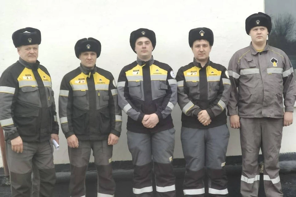 Пожарные, которые спасли тонущего в реке пятилетнего мальчика.