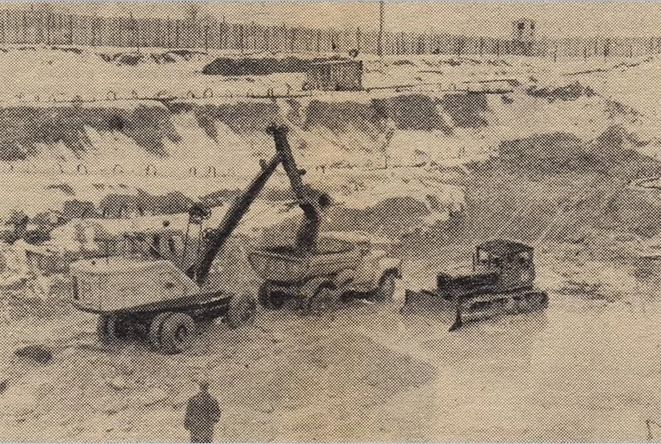 На этом редком снимке видно, что стройплощадка ЮВС-2 напоминала исправительную колонию – с глухим забором по периметру и вышками охраны.