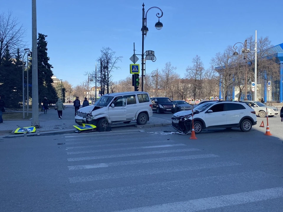 В центре Тюмени авто после ДТП выбросило на пешеходов, двое в тяжелом состоянии.