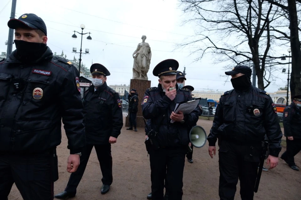 Полиция оттесняет участников незаконной акции протеста с Дворцовой.