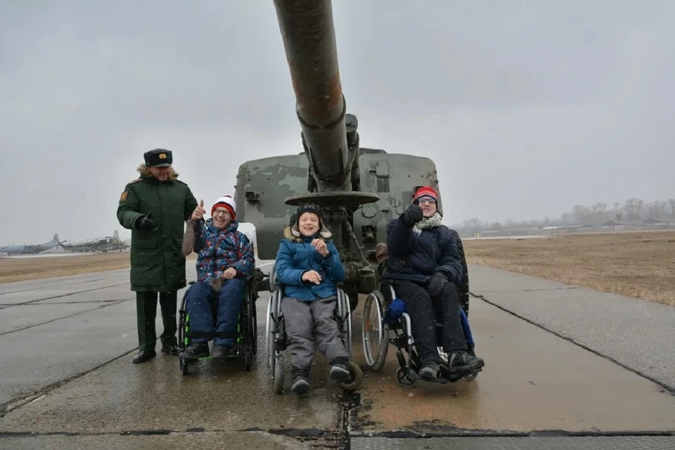Новосибирские военные исполнили мечту детей с особенностями в развитии. Фото: пресс-служба ЦВО.