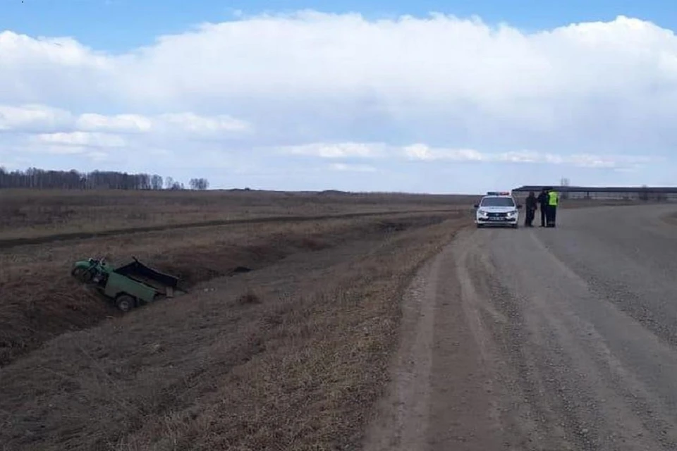 Под Новосибирском мужчина на мотоцикле вылетел в кювет и перевернулся. Фото: ГИБДД по НСО.