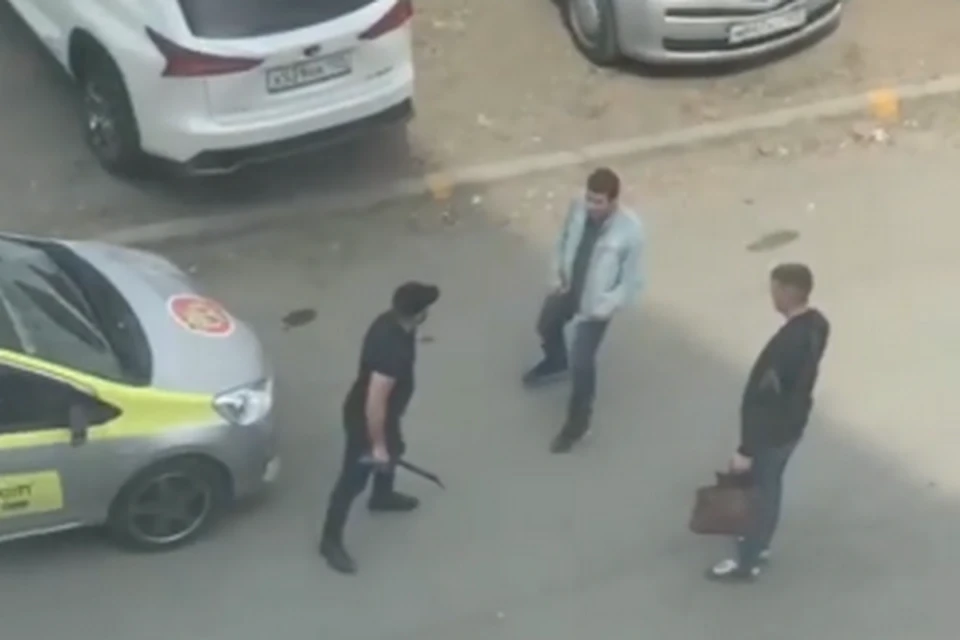 Бой мужчины начали прямо на улице.