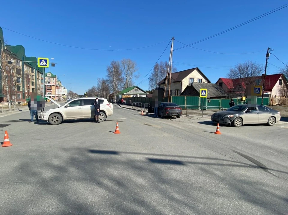В Югре от столкновения трех автомобилей получил травму мужчина Фото: ГИБДД РФ