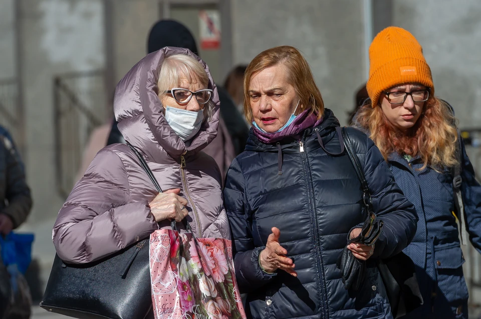 Почти 700 человек заболели коронавирусом в Петербурге за сутки