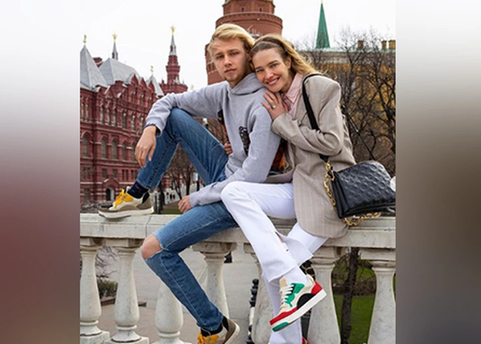 Наталья Водянова продемонстрировала кроссовки, созданные сыном.