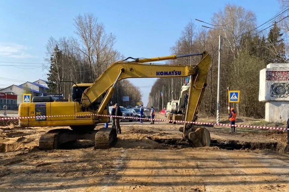 Вечером 22 апреля дорогу закрыли для проезда, подрядчики работали всю ночь и успели закончить к утру. Фото: Сергей Хабибулин