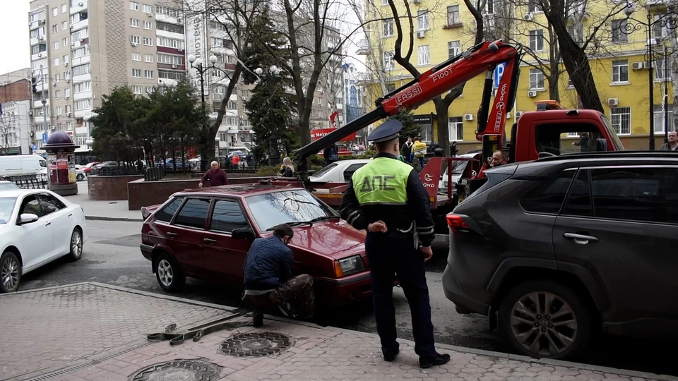 Во дворе второй год брошенная машина – что делать? Ответ ГИБДД