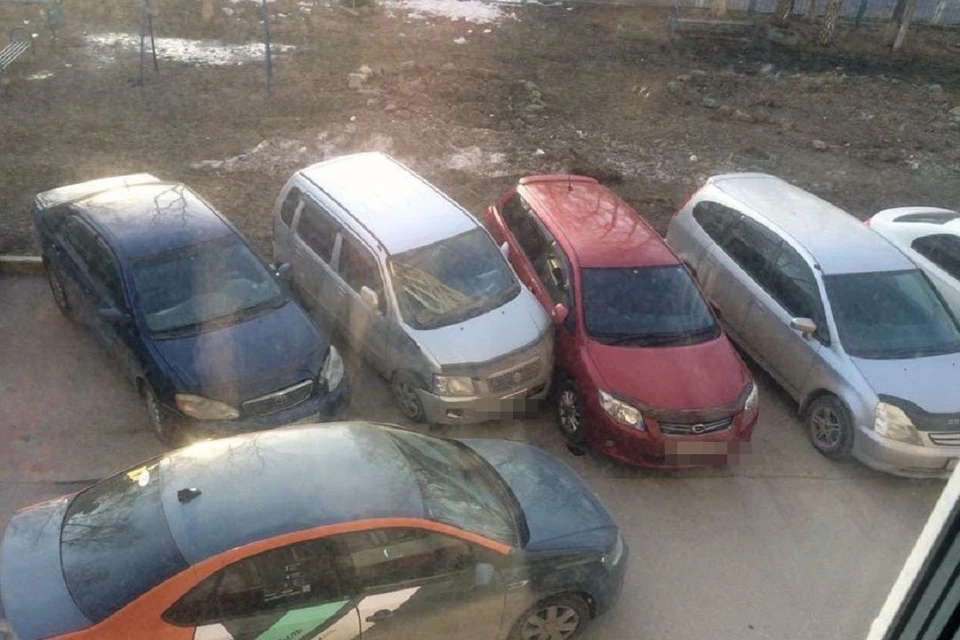 Автомобиль каршеринга в Новосибирске снес три припаркованных машины. Фото: "АСТ-54".
