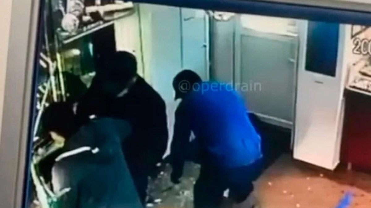 Сколько дали бешимбаеву. Ограбление ювелирного. Ограбление ювелирного магазина. Разбой магазина ювелирного. Ограбление ювелирного магазина в Новосибирске.