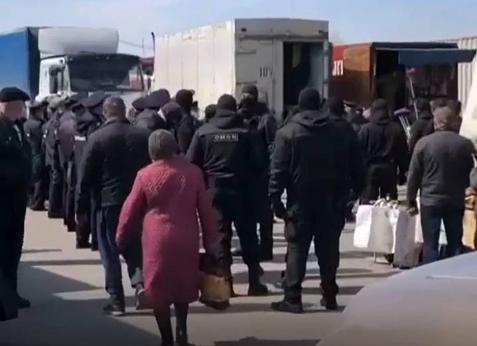 Предприниматели жалуются, что приходится объезжать рынок, чтобы попасть туда через единственный вход. Фото: читатель "КП - Ростов-на-Дону".