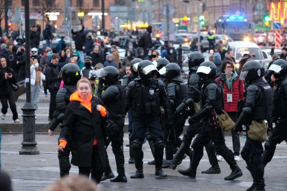 В Петербурге задержали мужчину, душившего силовика на незаконной акции протеста 21 апреля.