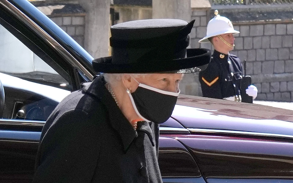 Королева Елизавета II на похоронах своего мужа принца Филиппа