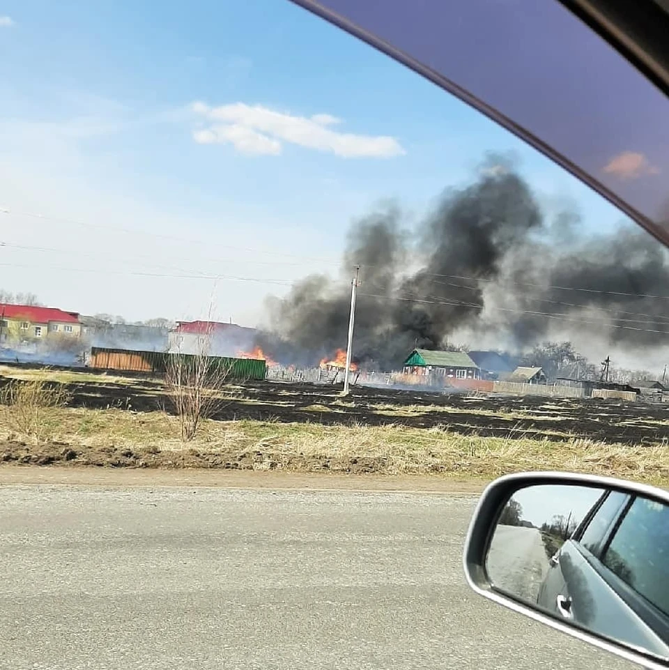 В поселке Северо-Любинском сгорели три дома. Фото: «ЧП Омск»