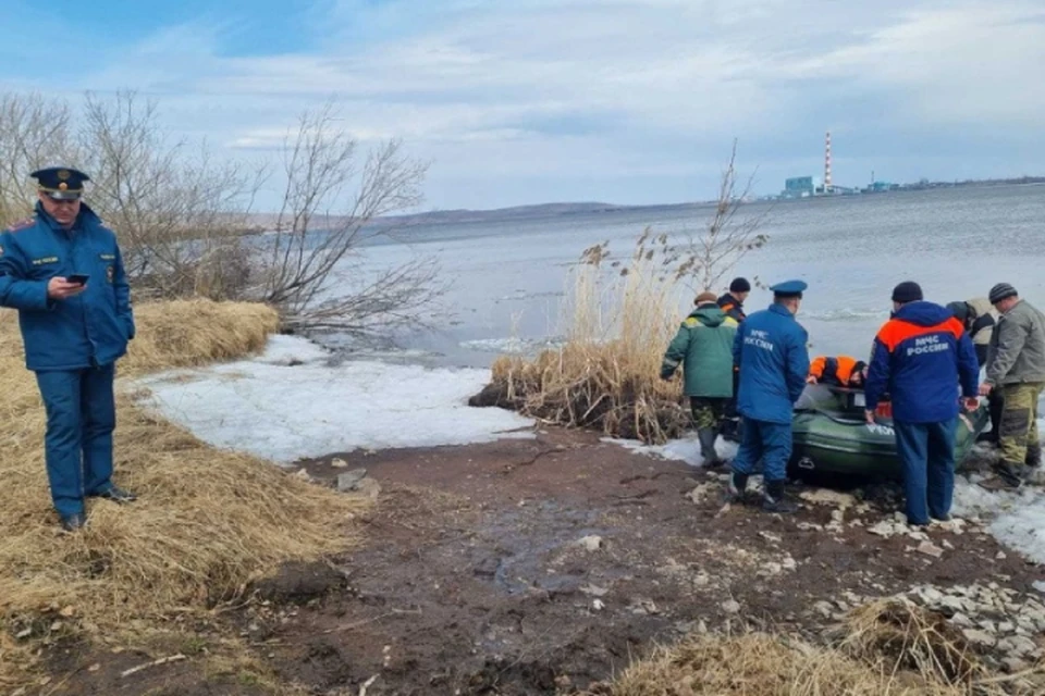В Красноярском крае спасли рыбаков, уплывших на оторвавшейся льдине