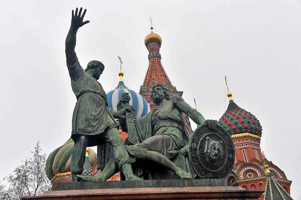 Очевидно, что памятник Минину и Пожарскому на Красной площади - один из самых популярных.