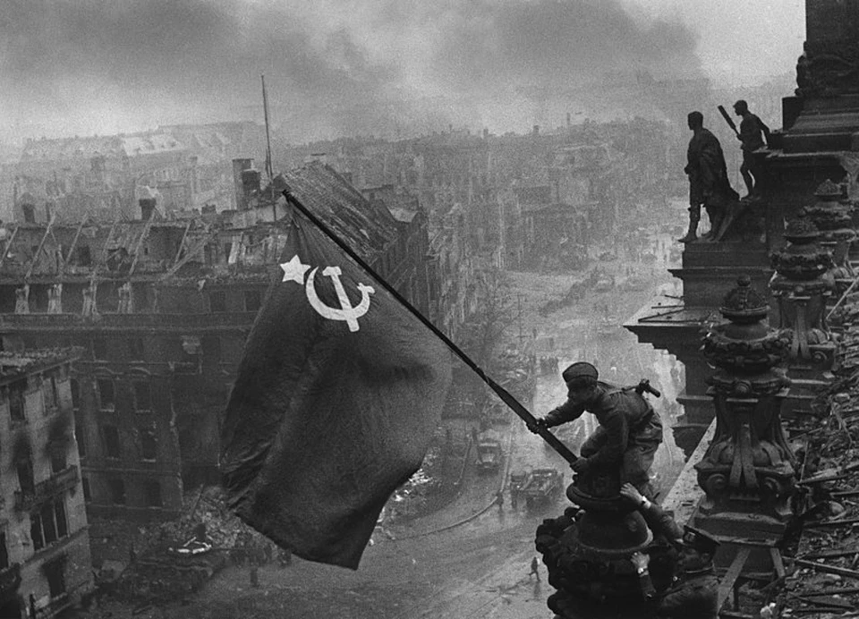Знамя Победы над рейхстагом, май 1945 года.
