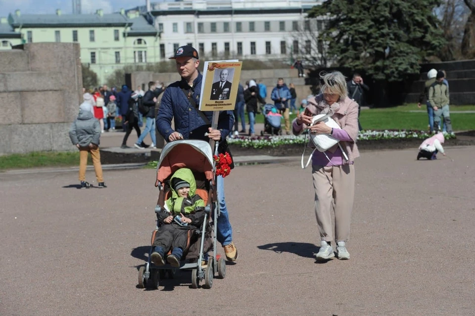 Петербуржцы вышли в город с портретами своих родных.