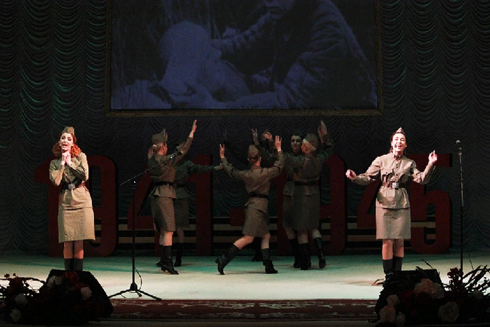 Солисты театра исполнили песни военных лет. Фото: сайт Главы ДНР