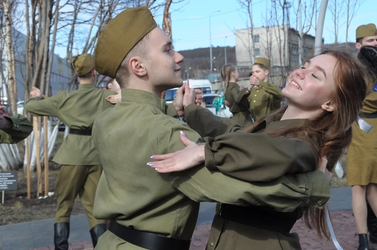 Под «Парусами мечты»: в Мурманске ко Дню Победы исполнили «Случайный вальс»